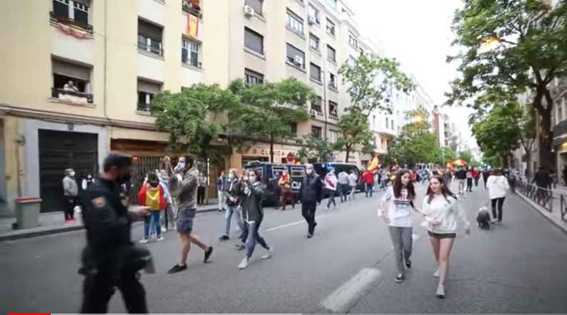Manifestantes en la calle Ferraz de Madrid 