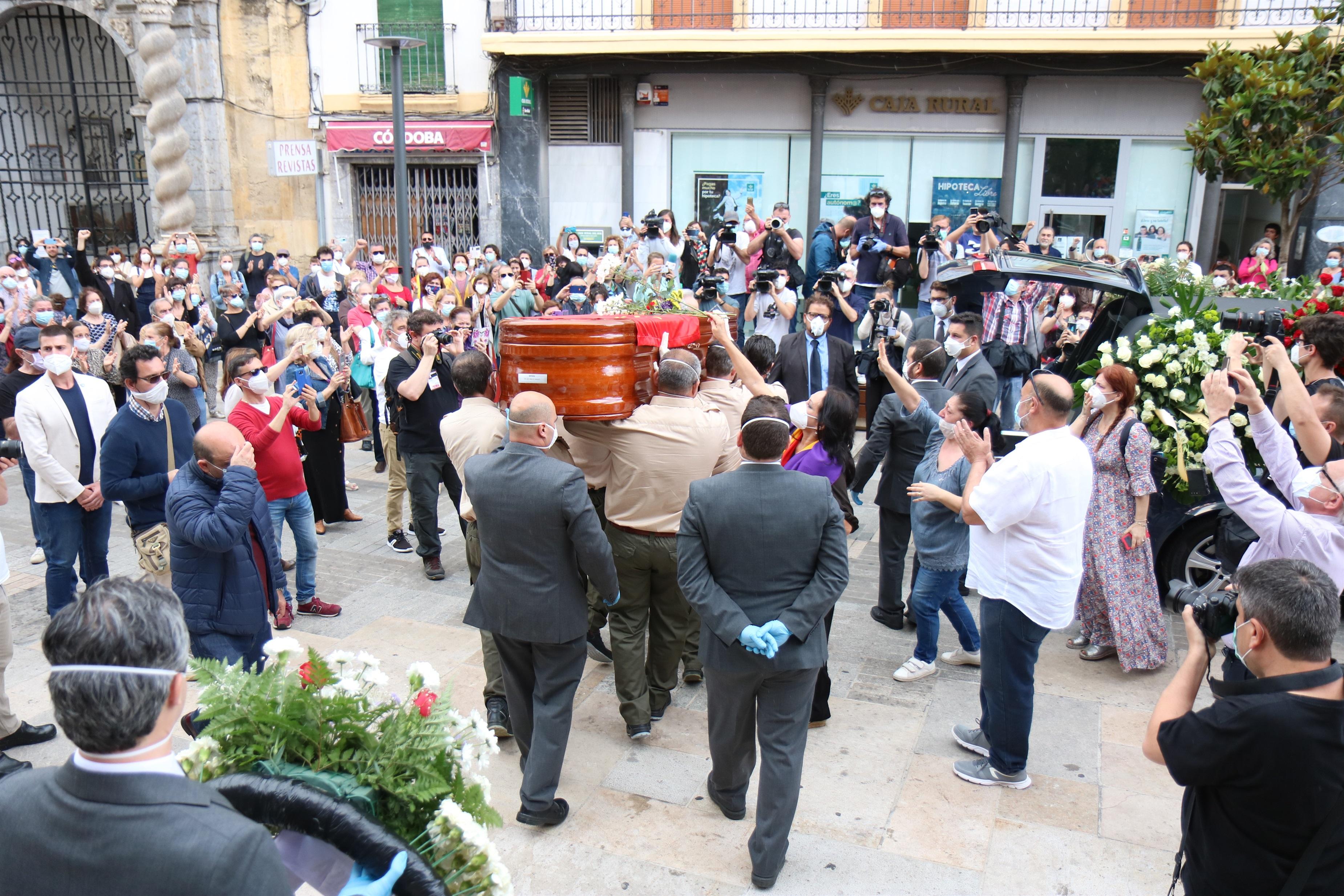 Salida del féretro de Julio Anguita del Ayuntamiento de Córdoba