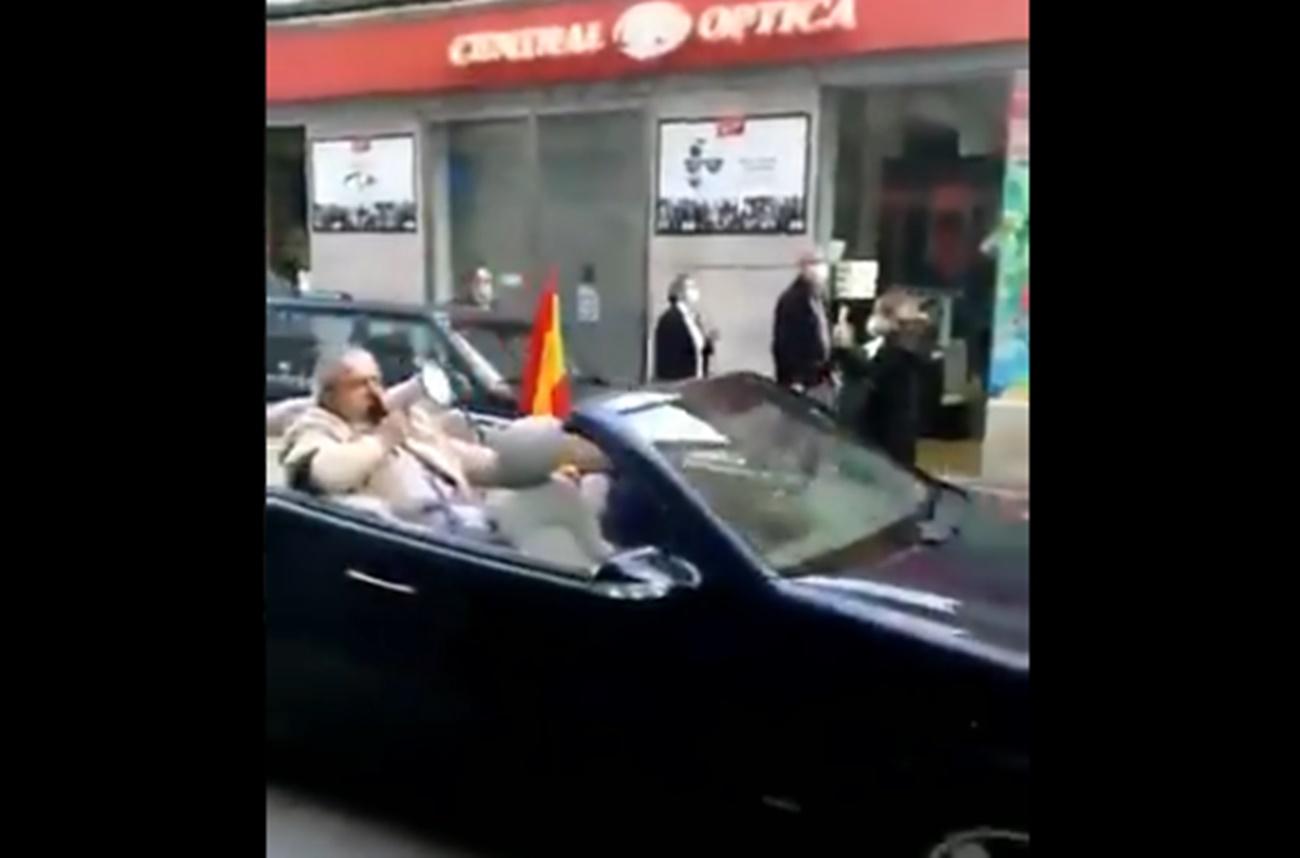 Un hombre se manifesta en descapotable en Santander