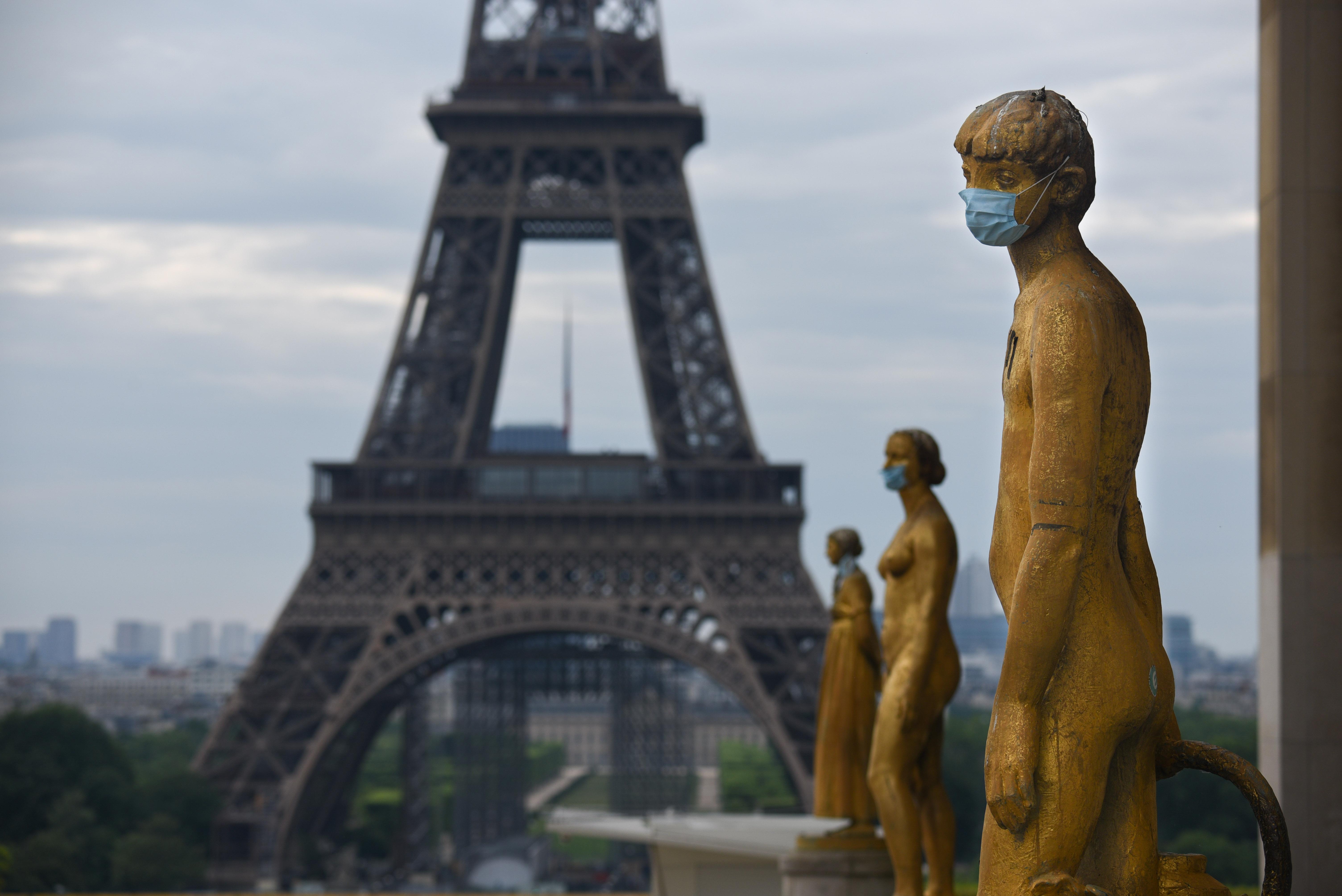 Colocan mascarillas a varias estatuas frente a la Torre Eiffel / EuropaPress