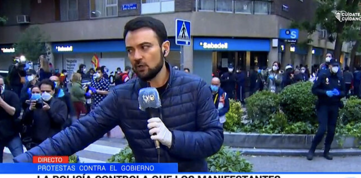 Un periodista de TVE increpado durante las manifestaciones en el barrio de Salamanca de Madrid