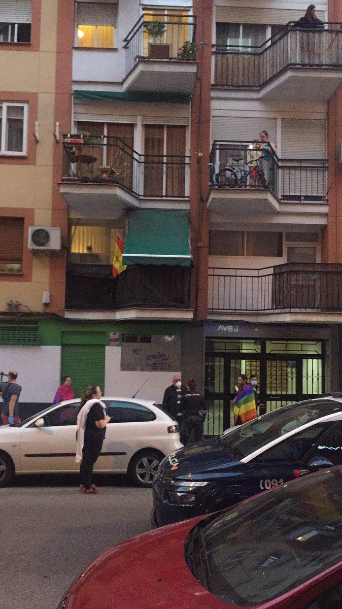 Un joven envuelto en una bandera gay durante una cacerolada. Fuente: Twitter