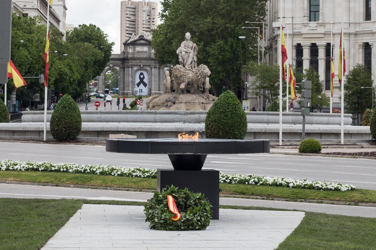 La llama del pebetero instalado por el Ayuntamiento de Madrid en memoria de las victimas del Covid19