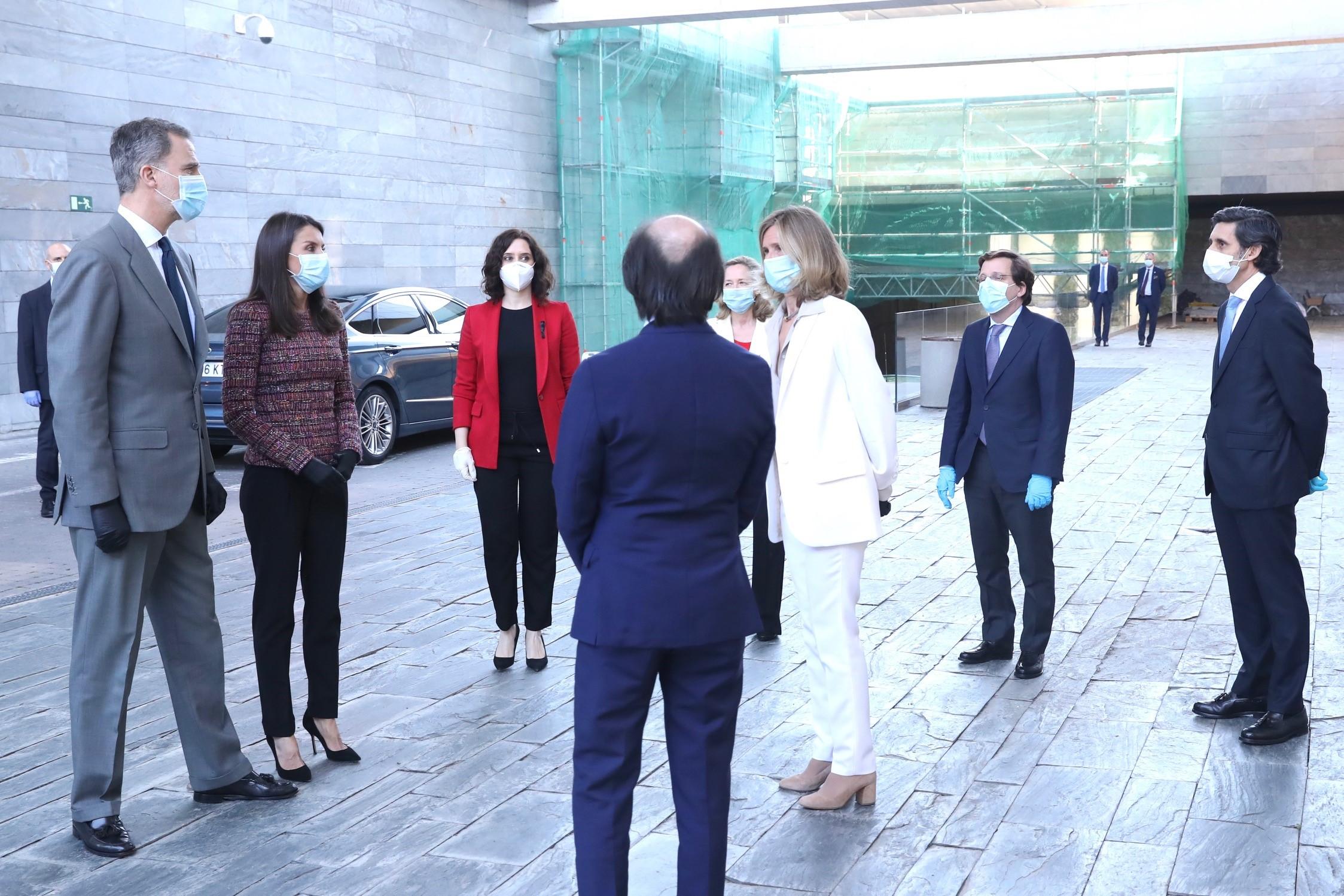 Don Felipe VI, doña Letizia, la presidenta de la Comunidad de Madrid, Isabel Díaz Ayuso, la vicepresidenta económica, Nadia Calviño, y el alcalde de Madrid, José Luis Martínez Almeida, en la entrada al acto de presentación del "Informe COTEC