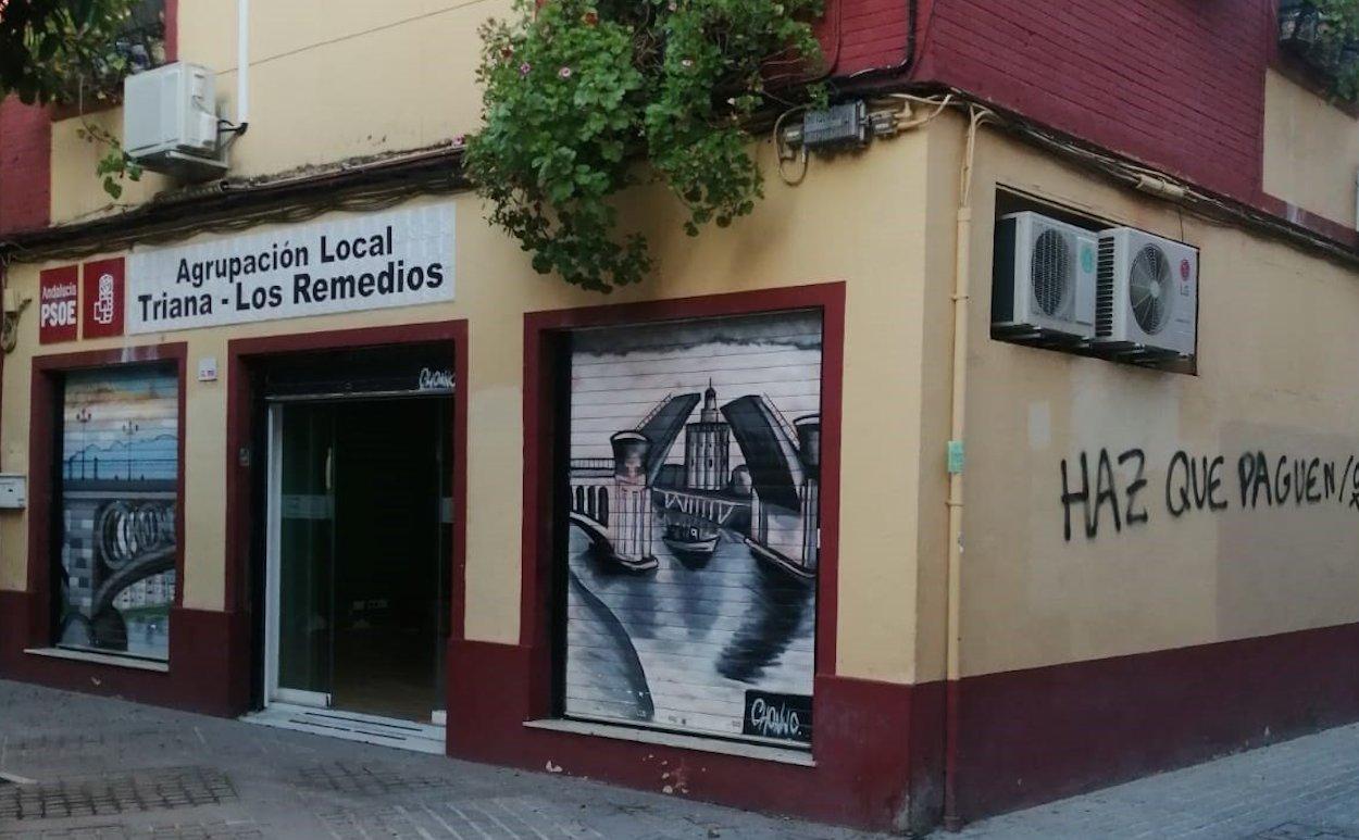 Sede del PSOE de la agrupación Triana-Los Remedios con una pintada.