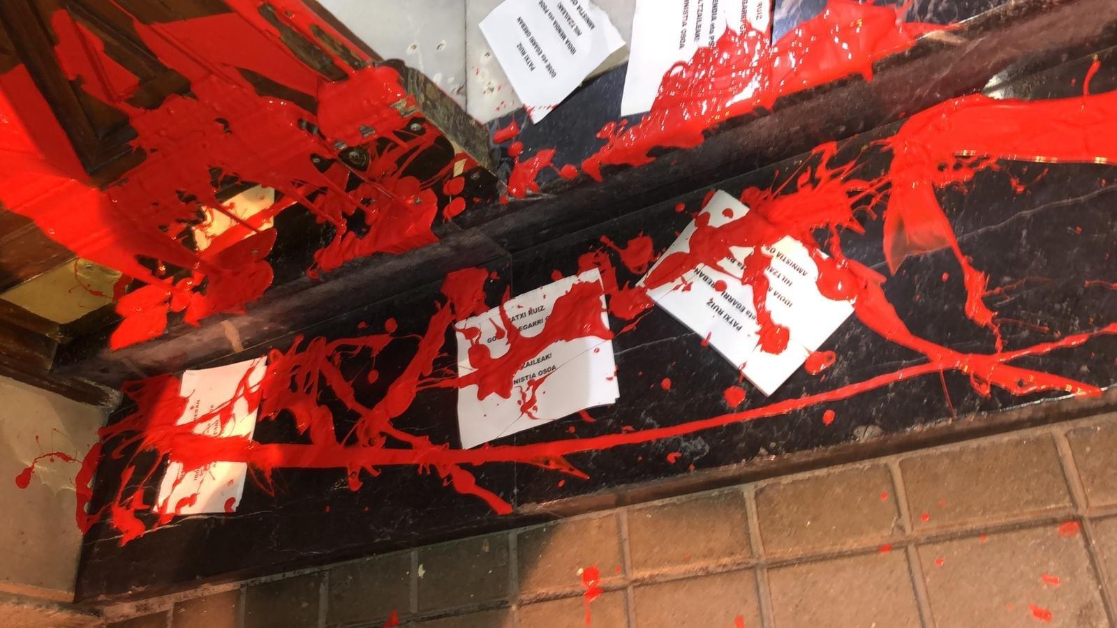 Ataque con pintura roja y panfletos con la palabra "asesinos" en la casa de Idoia Mendía (PSE)