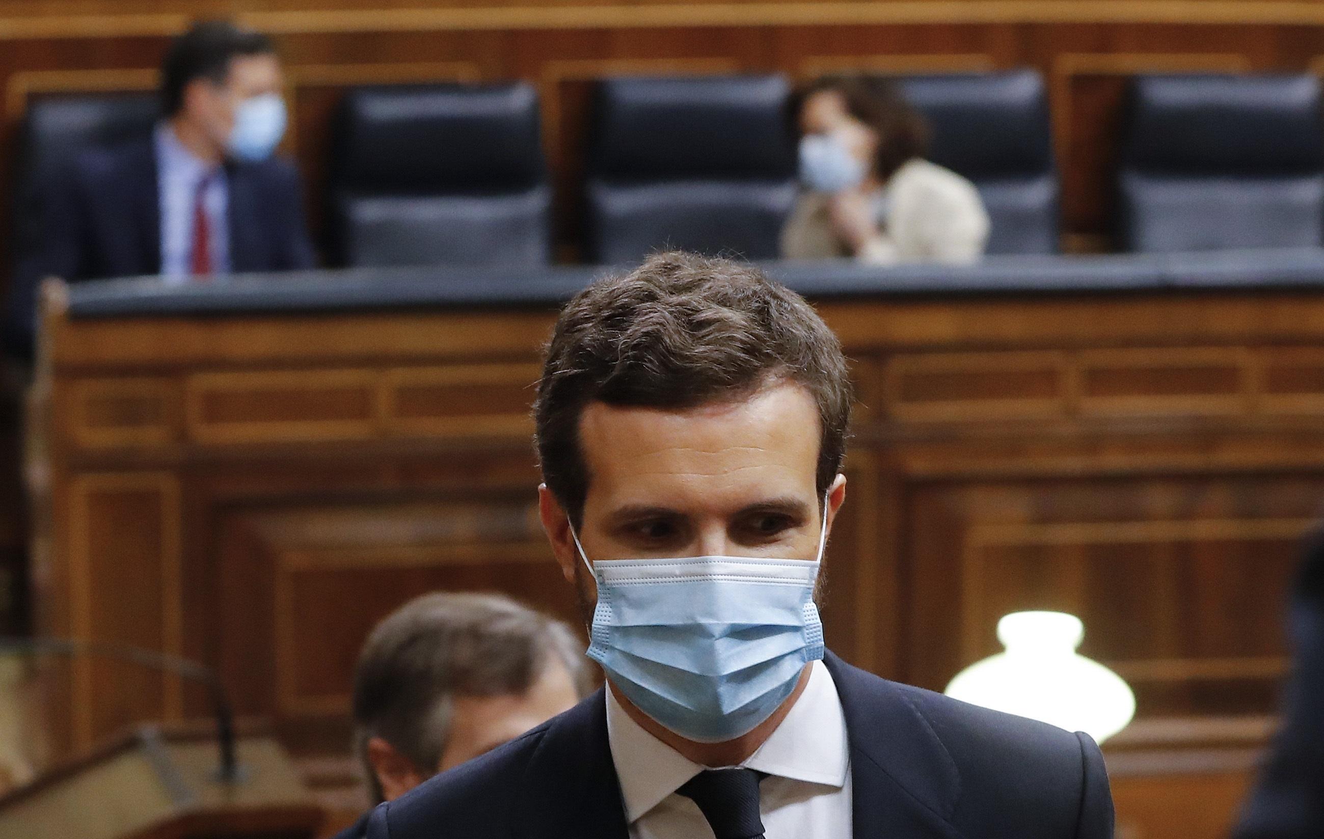 El líder del Partido Popular, Pablo Casado, con una mascarilla en el Congreso de los Diputados.