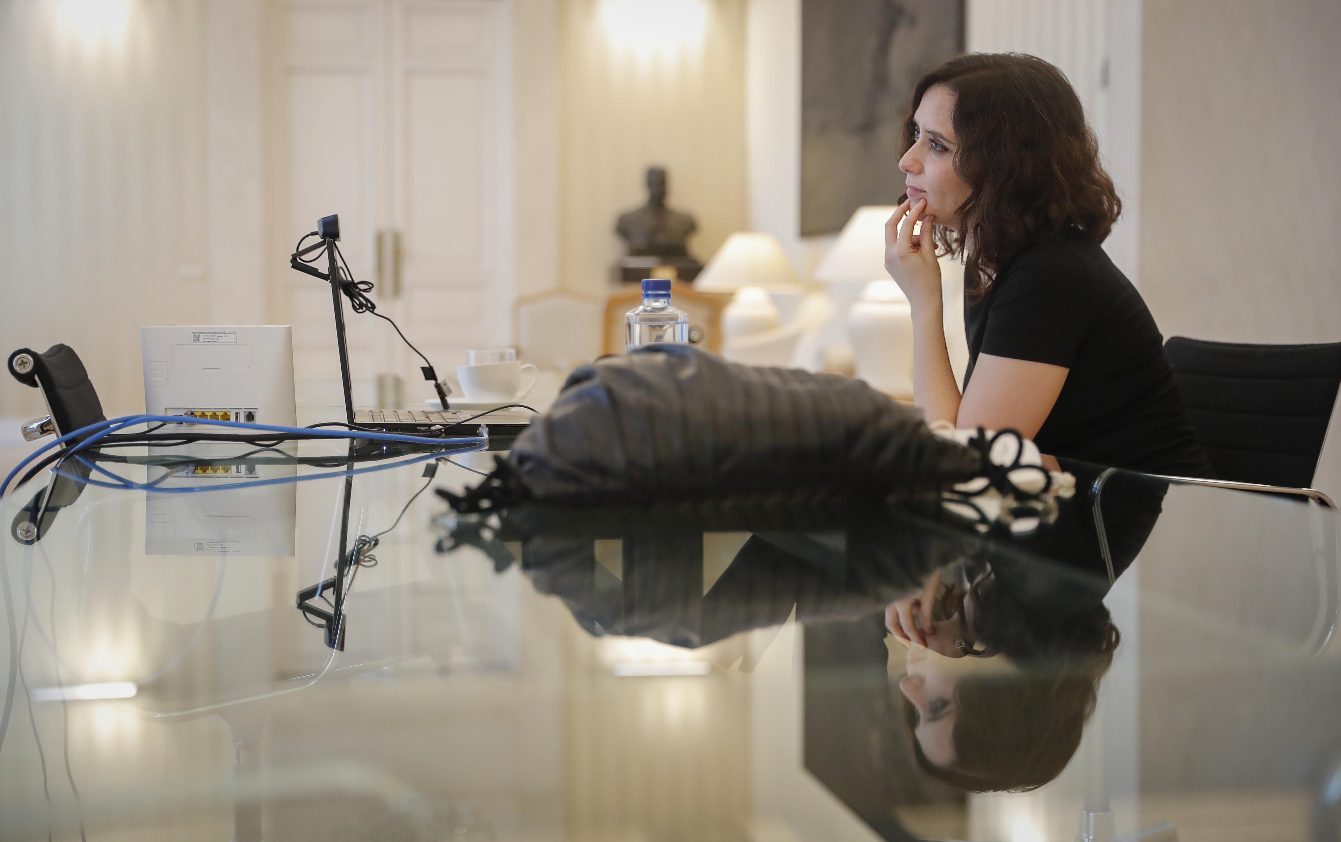  La presidenta de la Comunidad de Madrid, Isabel Díaz Ayuso, durante una reunión por videoconferencia con el presidente decano del Colegio Oficial de Decoradores y Diseñadores de Interiores de Madrid (CODDIM), Víctor Medina