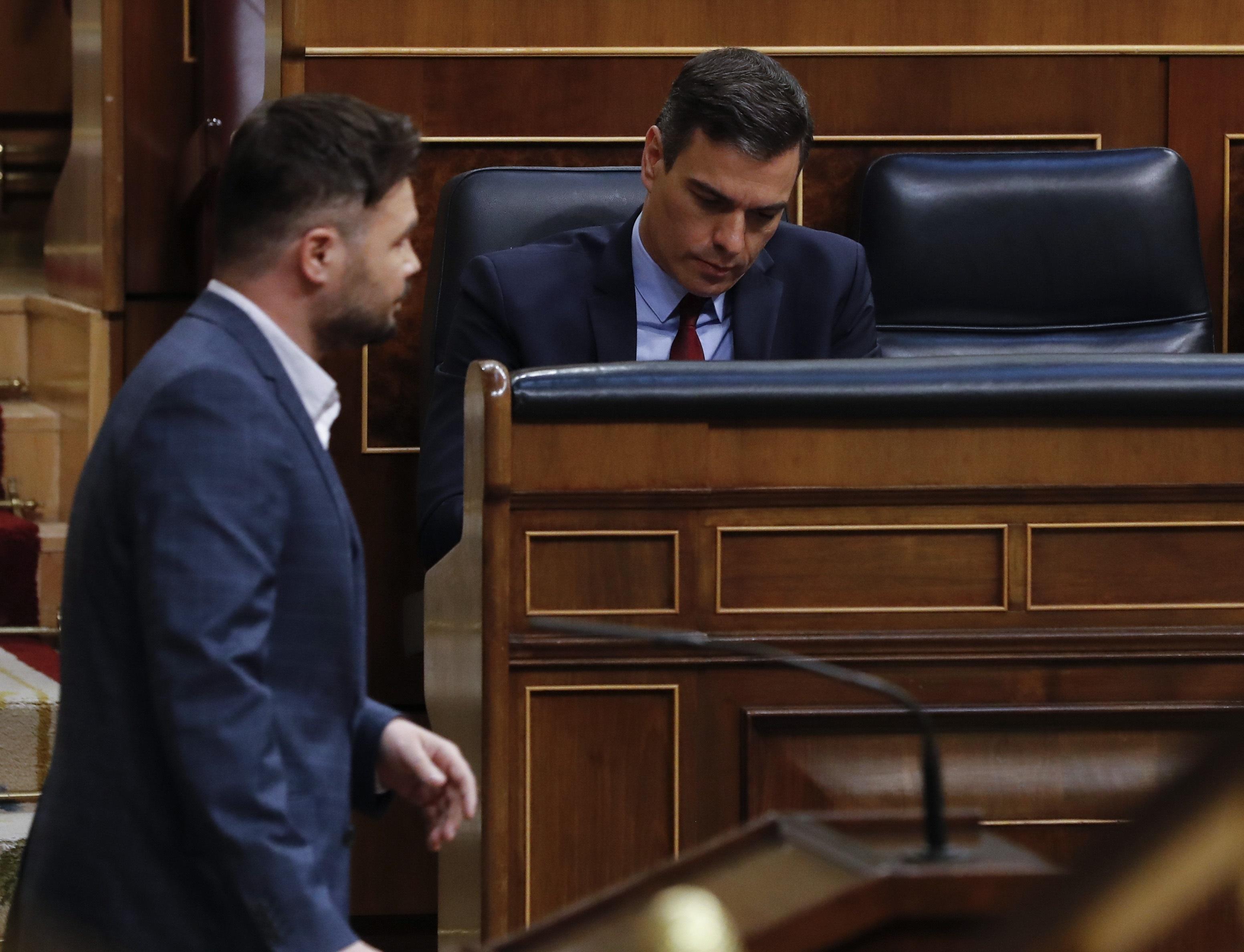 Gabriel Rufián, pasando ante el asiento de Pedro Sánchez, durante la sesión que debate la quinta prórroga del estado de alarma. Europa Press.