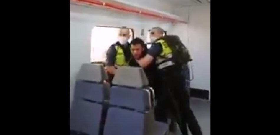 Dos vigilantes de seguridad agreden a un pasajero en el cercanías de Barcelona. Fuente: Twitter