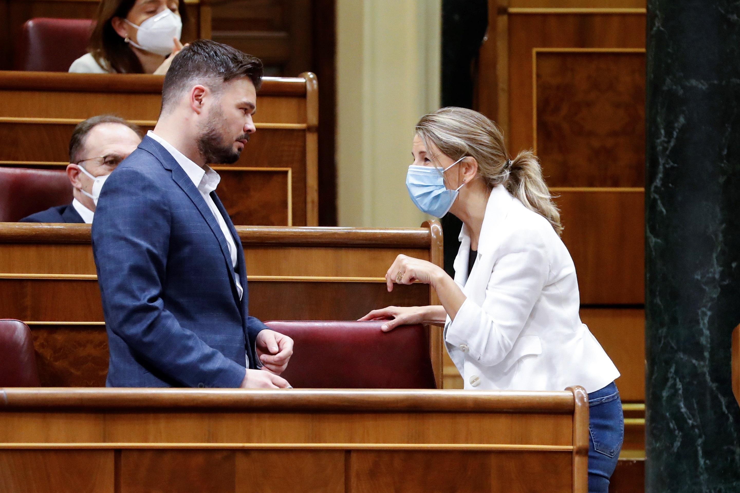 Rufián y Yolanda Díaz charlan en el Congreso de los Diputados. EP