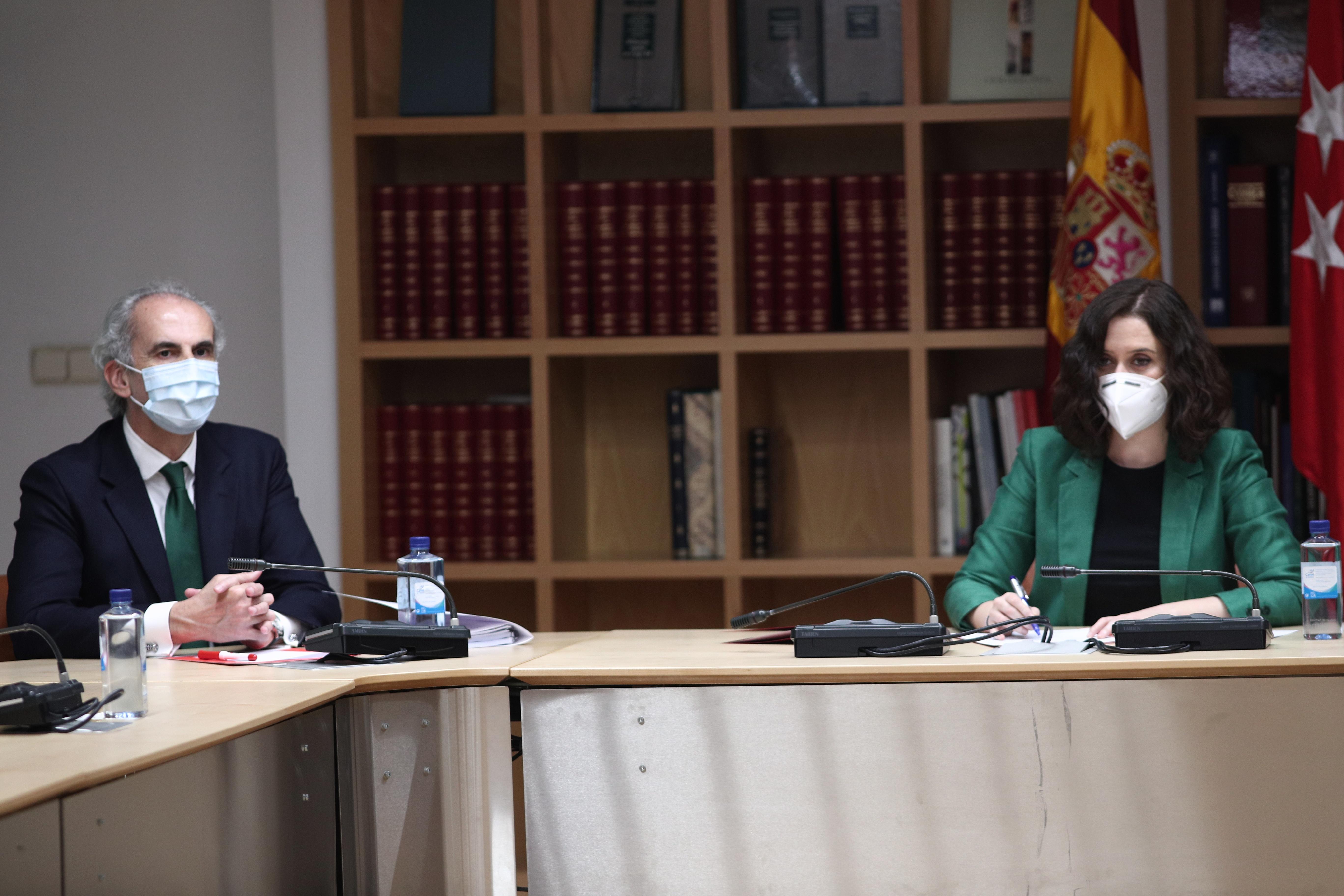 La presidenta de la Comunidad de Madrid, Isabel Díaz Ayuso y el consejero de Sanidad, Enrique Ruiz Escudero