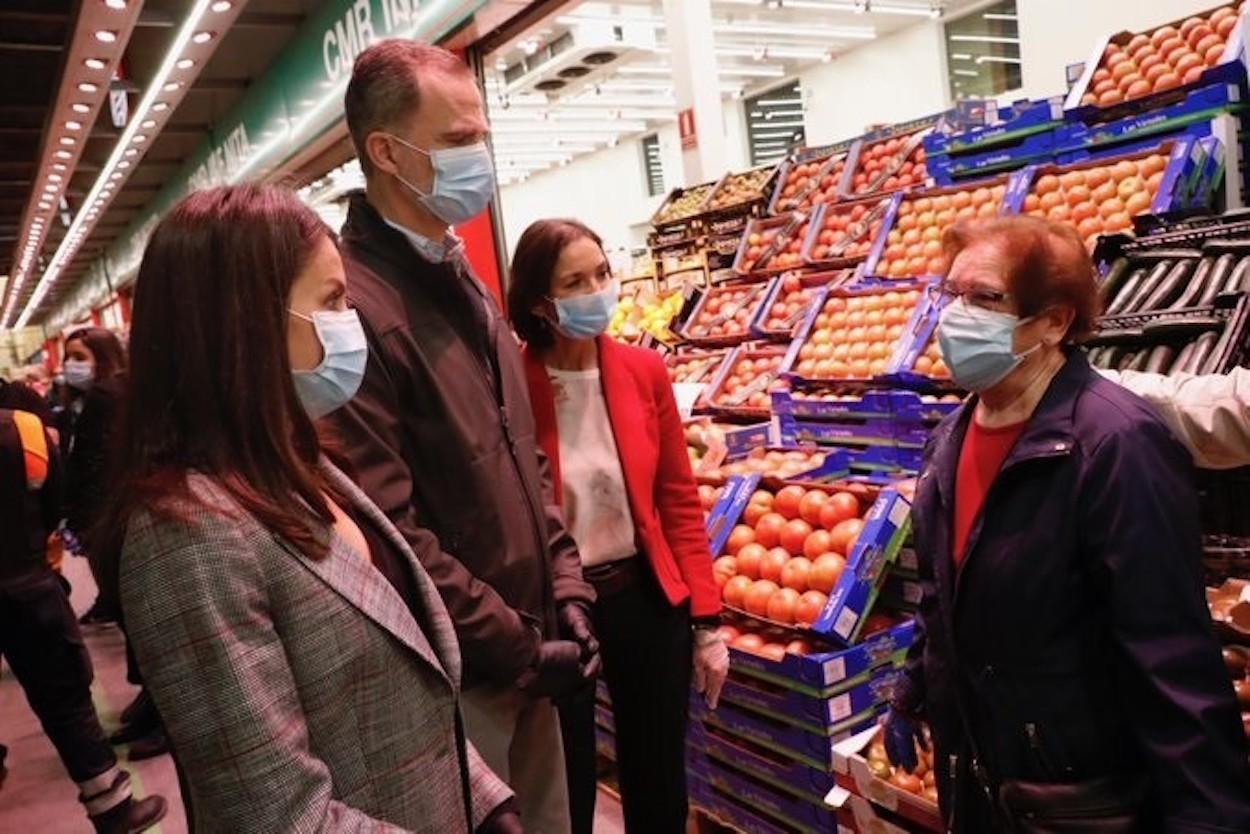 Los Reyes visitan de madrugada el mercado central de pescados y de frutas y hortalizas en Mercamadrid