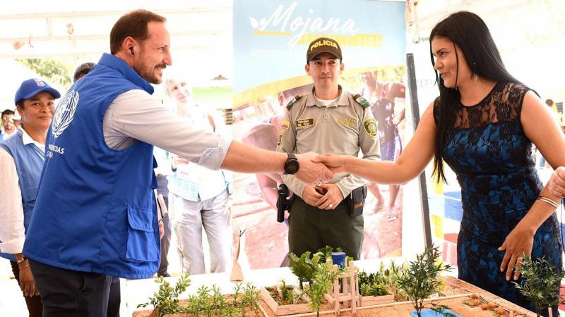 Juana Madariaga explica el proyecto al príncipe Hakkon de Noruega. Foto: PNUD Colombia