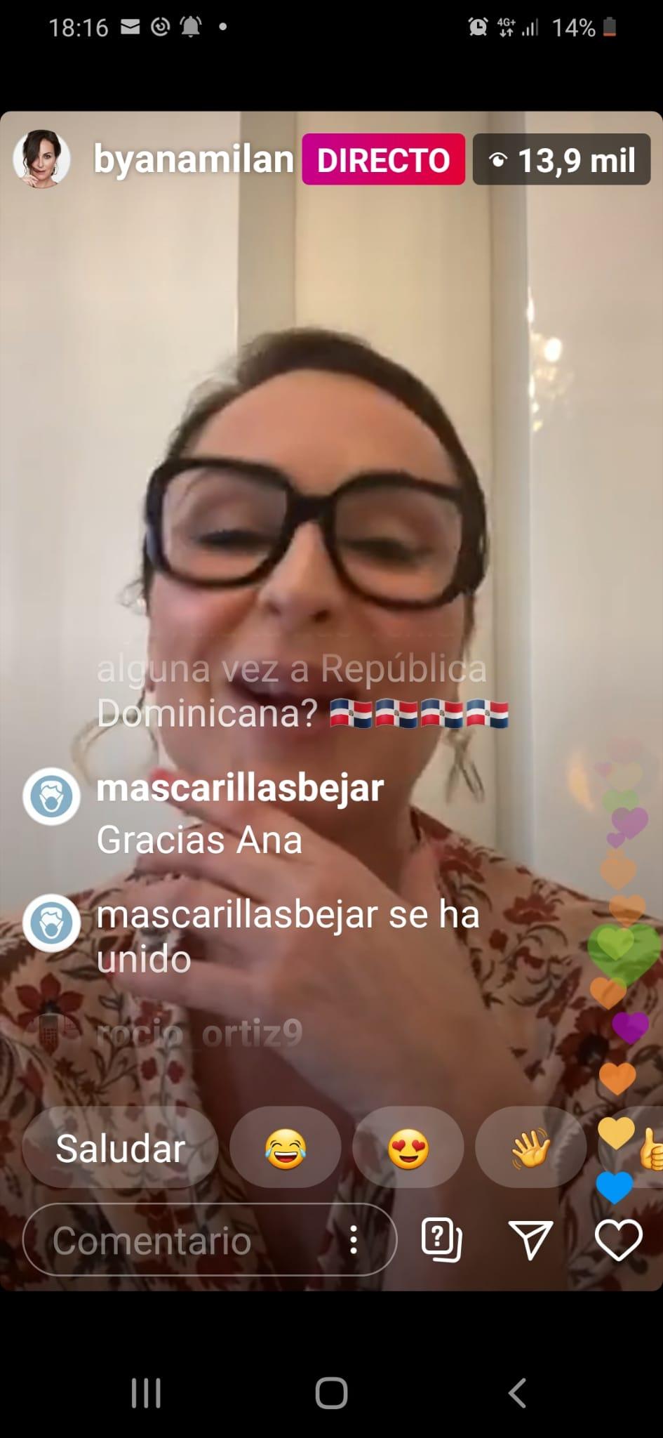 Ana Milán promociona las Mascarillas Béjar en uno de sus directos
