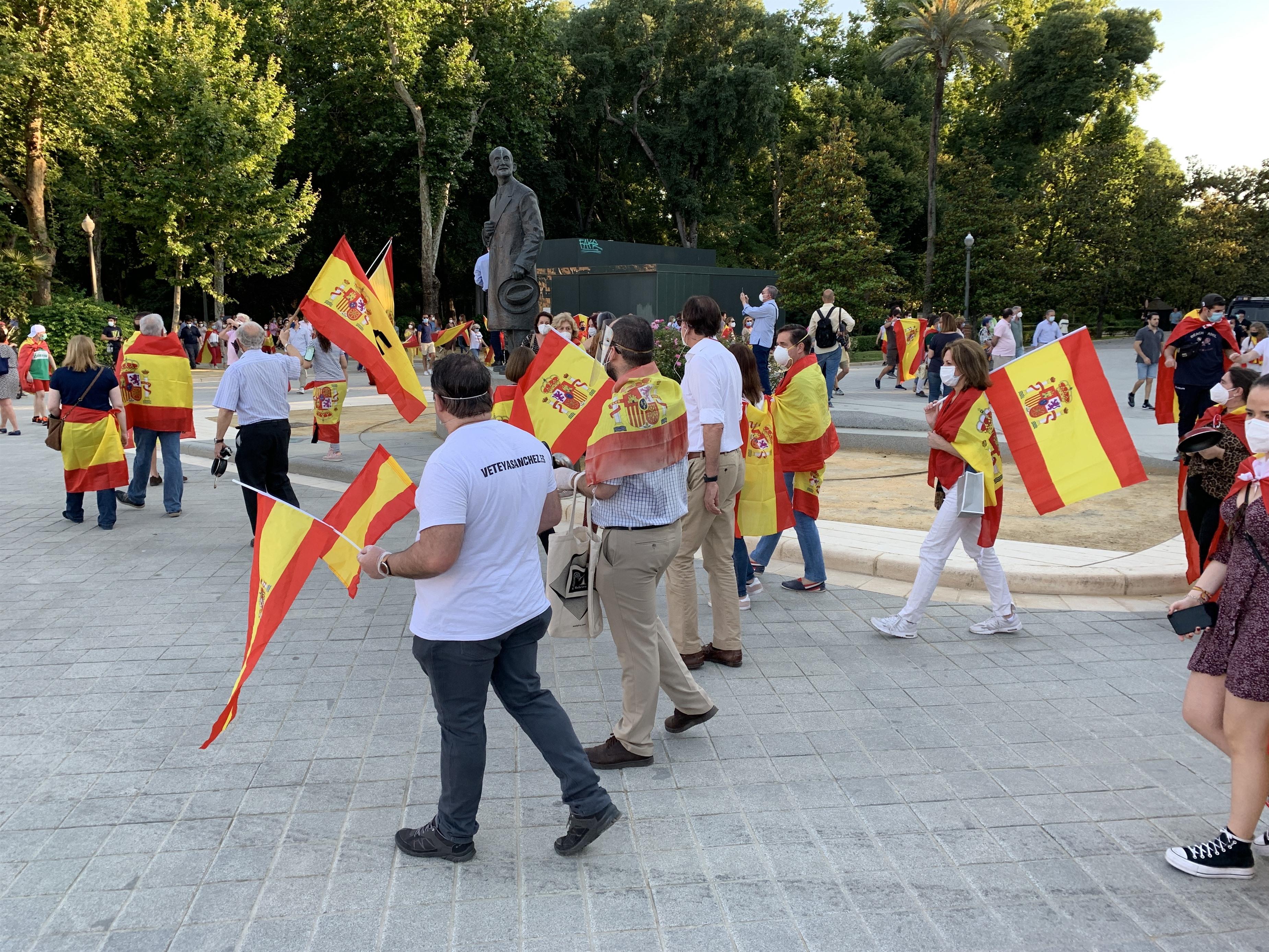 Vecinos de Sevilla en una de las manifestaciones contra Pedro Sánchez