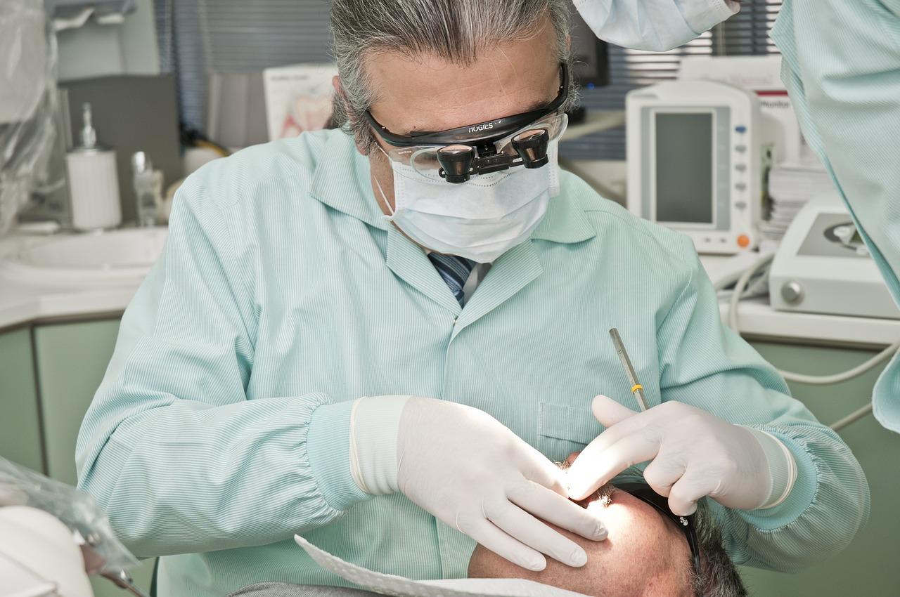 Un dentista atiende a un paciente en su clínica