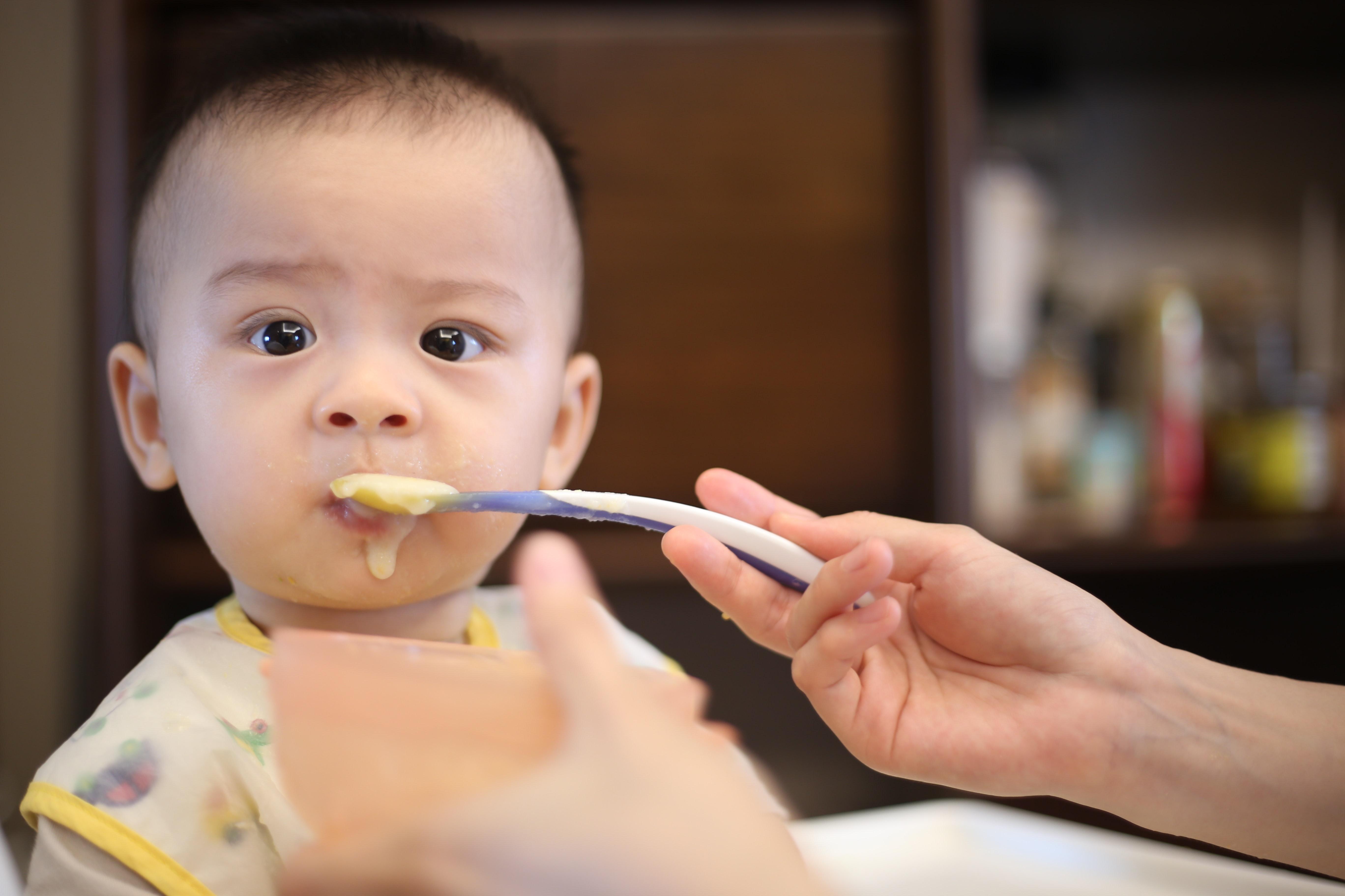 Los expertos recomiendan no obligar a los niños a comer