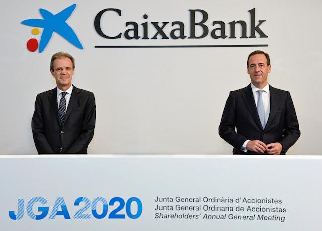 El presidente de Caixabank, Jordi Gual, y el consejero delegado, Gonzalo Gortázar, en la Junta de Accionistas telemática