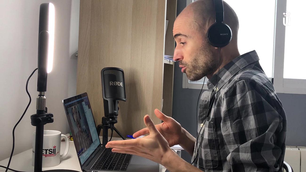 Docentes como Oriol Borras, profesor del área de Lenguajes y Sistemas Informáticos y coordinador del grado en Ingeniería Informática, explica que gracias a su perfil se siente cómodo en ese contexto y que no le ha costado demasiado adaptarse a la docencia online Docentes como Oriol Borras, profesor del área de Lenguajes y Sistemas Informáticos y coordinador del grado en Ingeniería Informática, explica que gracias a su perfil se siente cómodo en ese contexto y que no le ha costado demasiado adaptarse a la docencia online