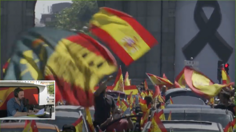 Santiago Abascal habla desde un autobús. Vox