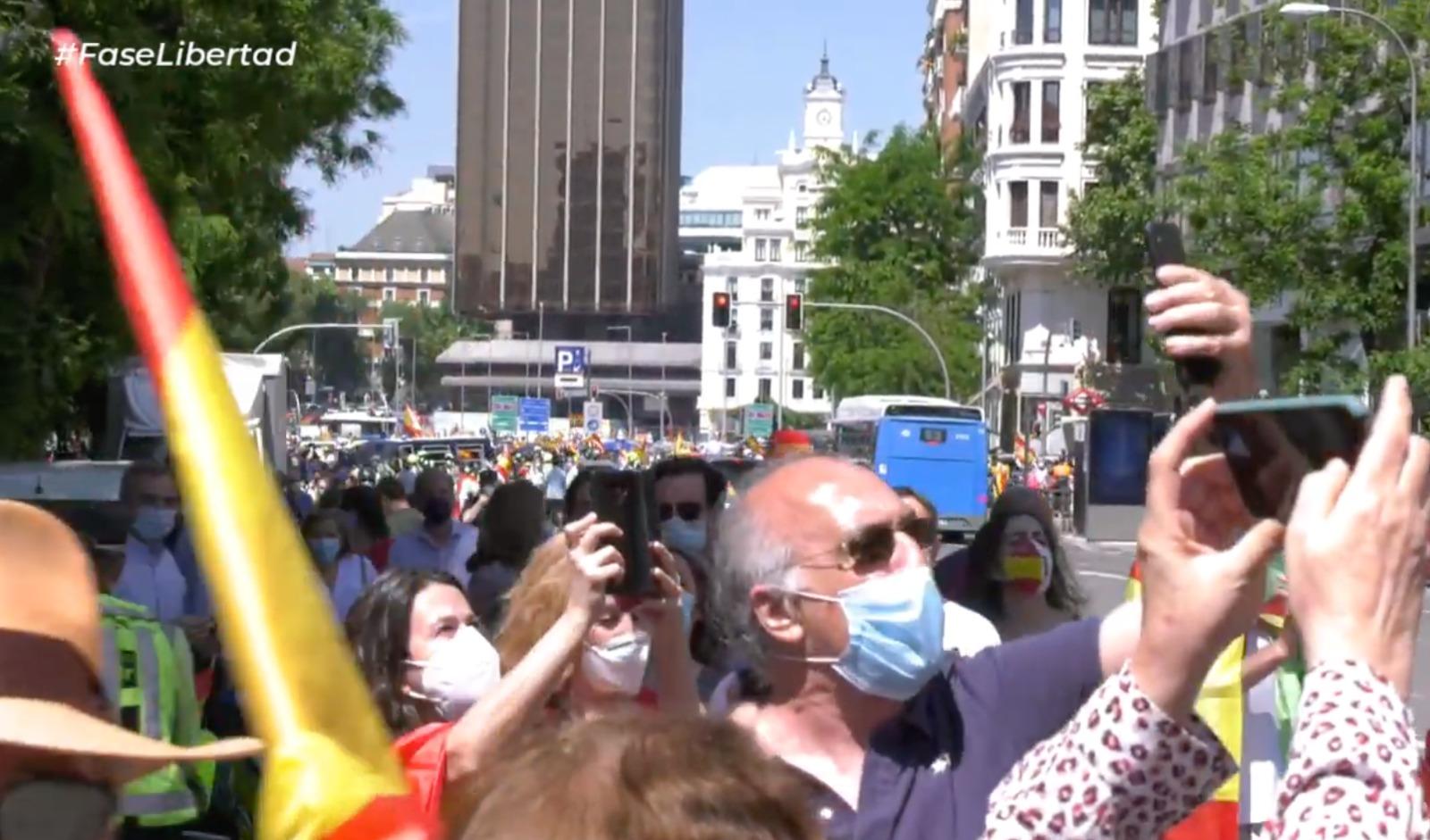 Seguidores de Vox se saltan la ley y se aglutinan en las calles de Madrid sin respetar la distancia social