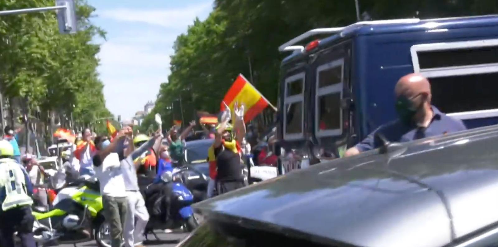 Seguidores de Vox se saltan la ley y se aglutinan en las calles de Madrid sin respetar la distancia social