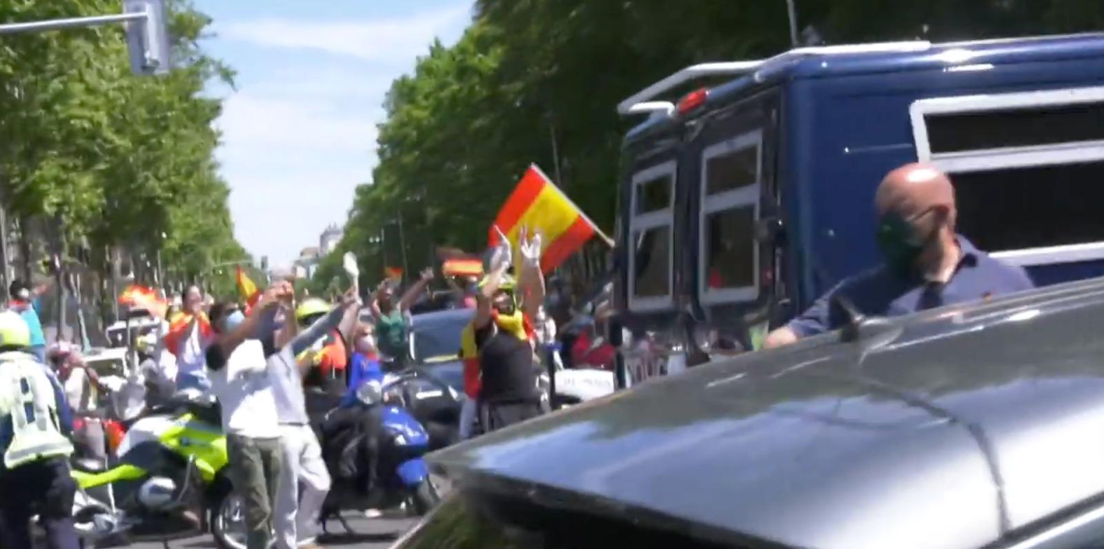 Seguidores de Vox se saltan la ley y se aglutinan en las calles de Madrid sin respetar la distancia social Seguidores de Vox se saltan la ley y se aglutinan en las calles de Madrid sin respetar la distancia social
