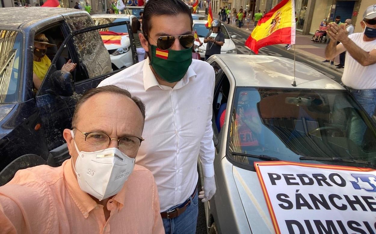 El presidente de VOX en Madrid, José Ángel Antelo, y el diputado nacional, Luis Gestosom, en la Caravana por España y la Libertad de Madrid.