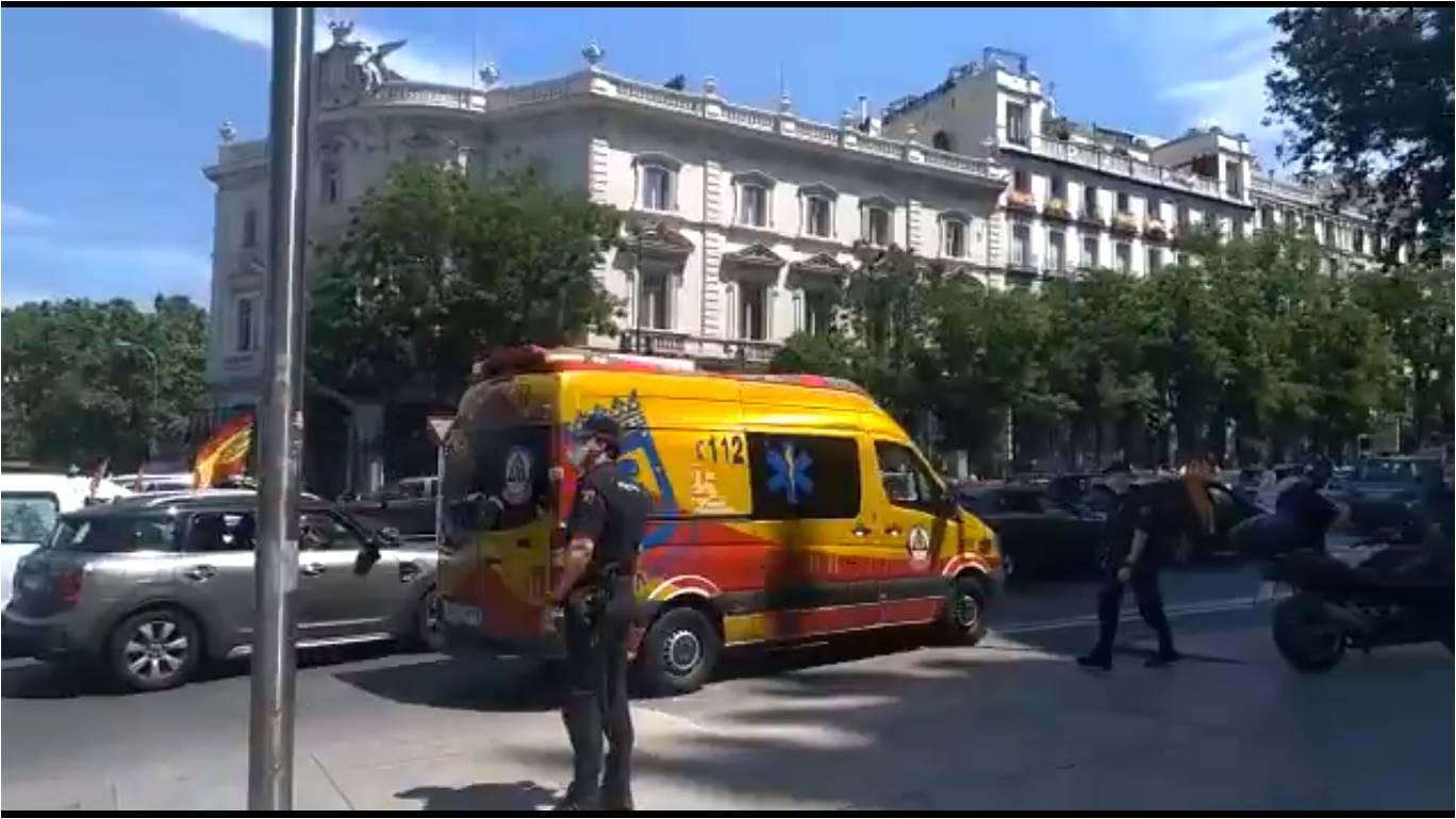 Una ambulancia no puede circular en la manifestación de Vox. Twitter de la Cadena Ser