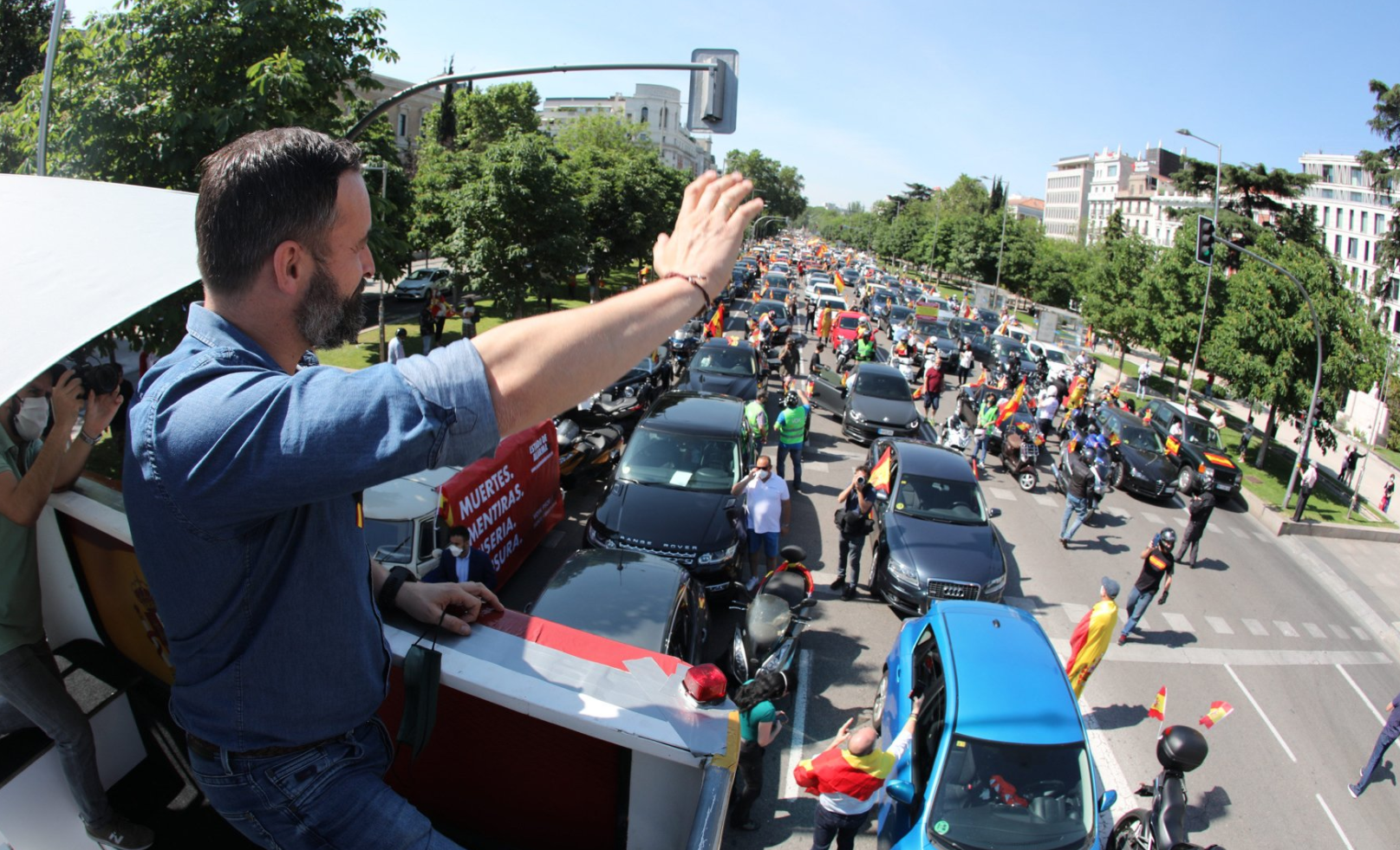 Santiago Abascal saluda a seguidores de Vox. Twitter