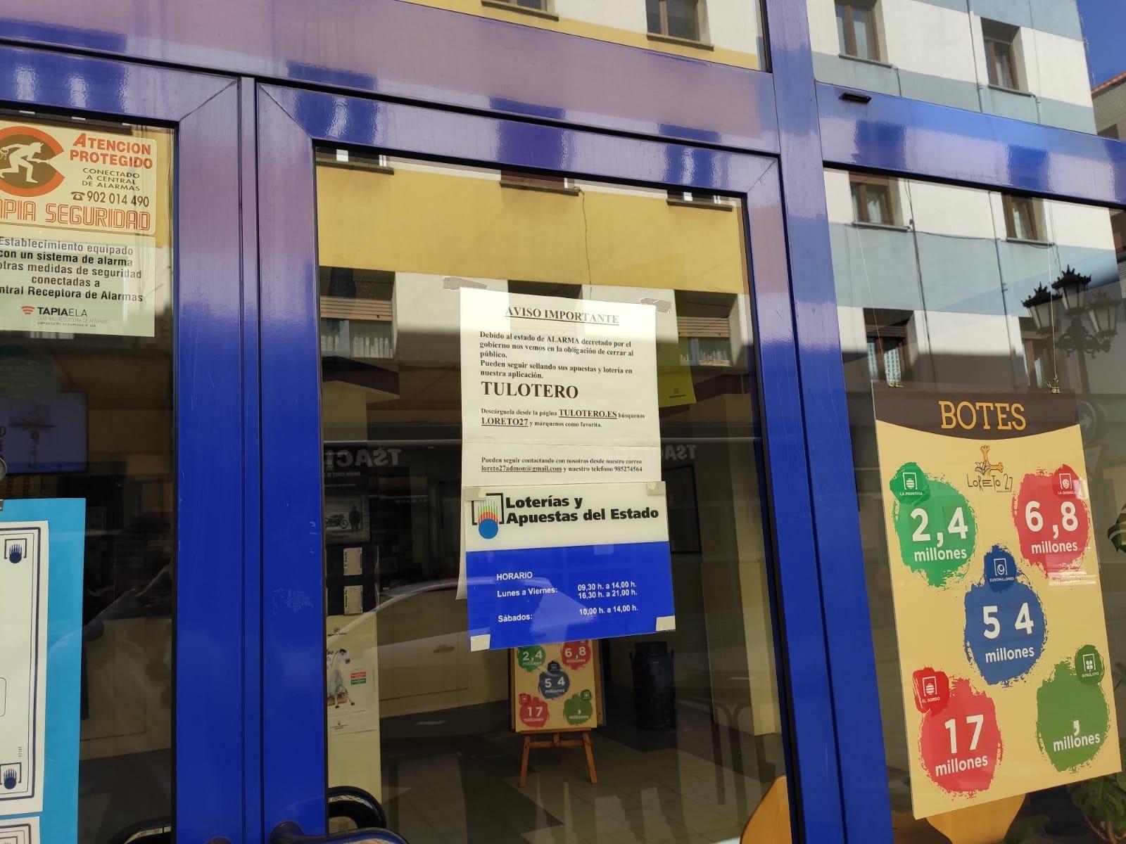Administración de Lotería de Oviedo cerrada al público a causa de la pandemia del coronavirus