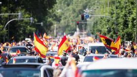 Coches y motos, con pancartas y banderas de España, circulan por las calles de la capital en la manifestación de Vox para pedir la dimisión del Gobierno de Pedro Sánchez por su gestión durante la pandemia del Covid-19