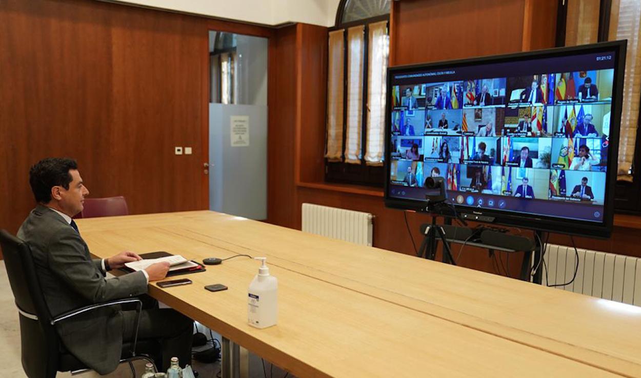 El presidente andaluz, Juan Manuel Moreno, en la conferencia telemática de hoy con la Moncloa.