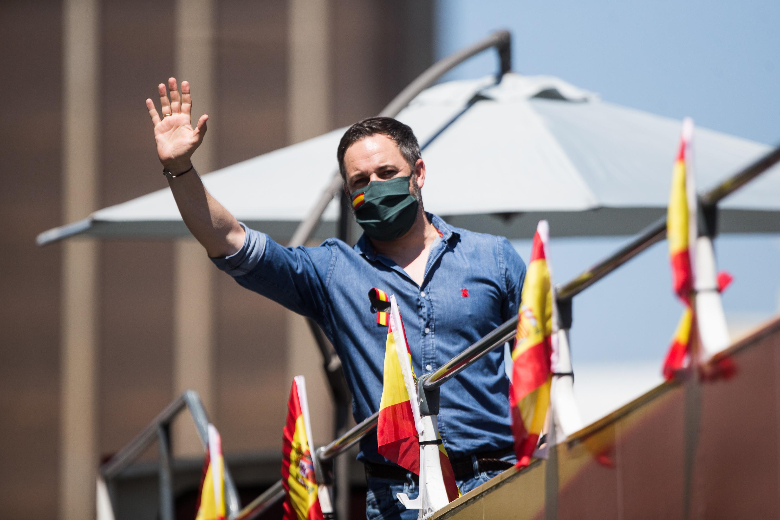 Santiago Abascal, subido al autobús de Vox durante la manifestación del 23 de mayo. Europa Press.
