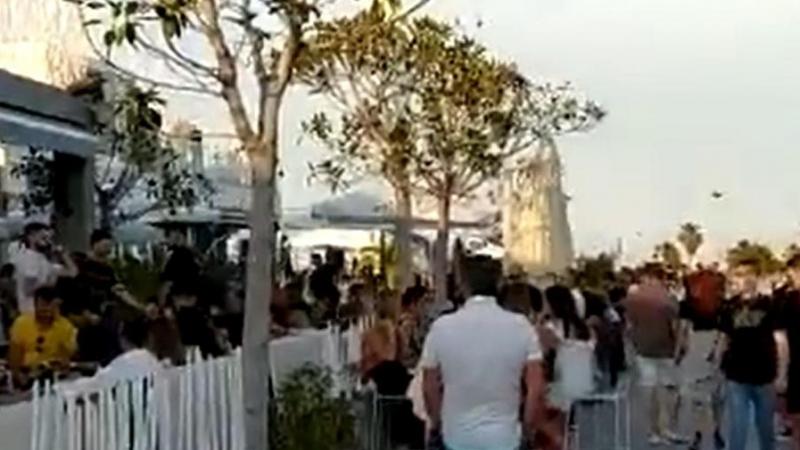 Aglomeración de personas en La Marina de Valencia. EP