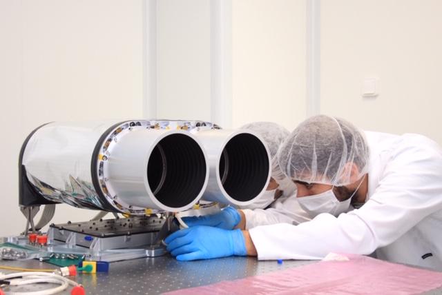 Los ingenieros de Satlantis, han creado la primera cámara montada en un microsatélite del mundo Los ingenieros de Satlantis, han creado la primera cámara montada en un microsatélite del mundo