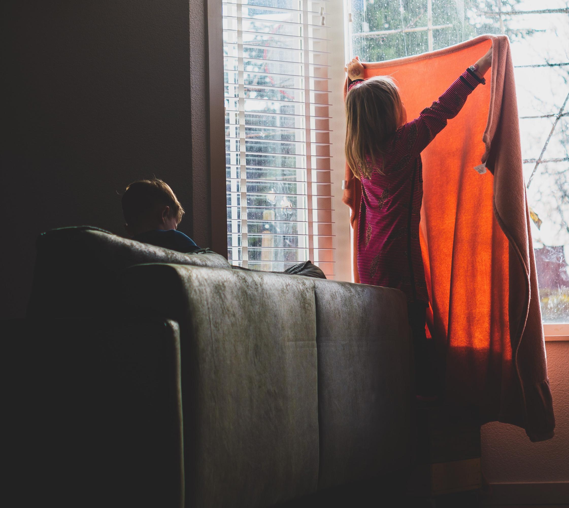 Dos niños en casa. Sven Brandsma para Unsplash