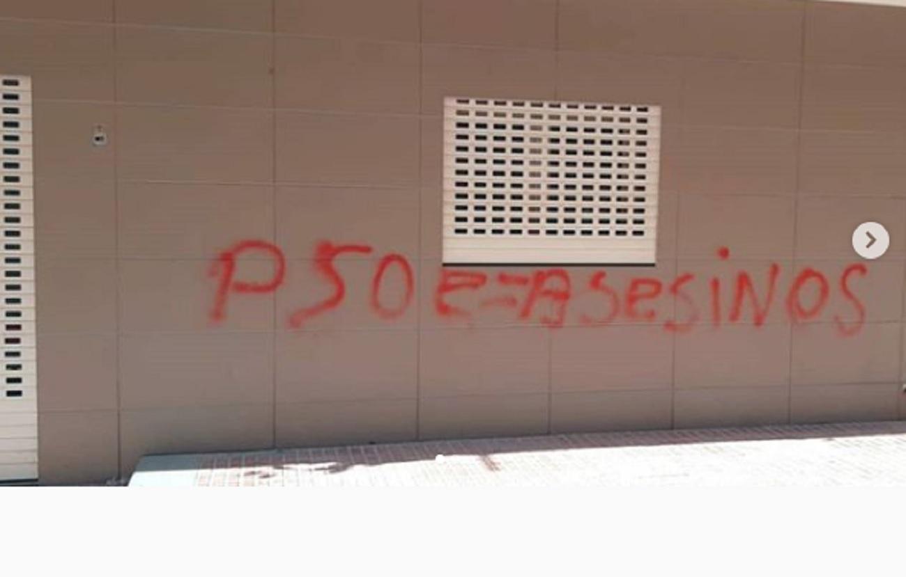 Pintadas de "PSOE=Asesinos" en la sede del PSOE en Benidorm (Alicante). Fuente: Instagram.
