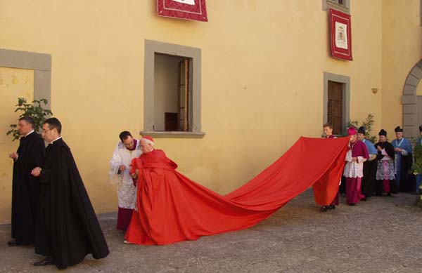 La Universidad Católica de Valencia, la de Camps, defiende la 'super-capa' de Cañizares