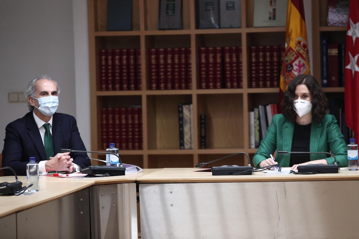 Isabel Díaz Ayuso junto al consejero de Sanidad de la Comunidad de Madrid, Enrique Ruiz Escudero