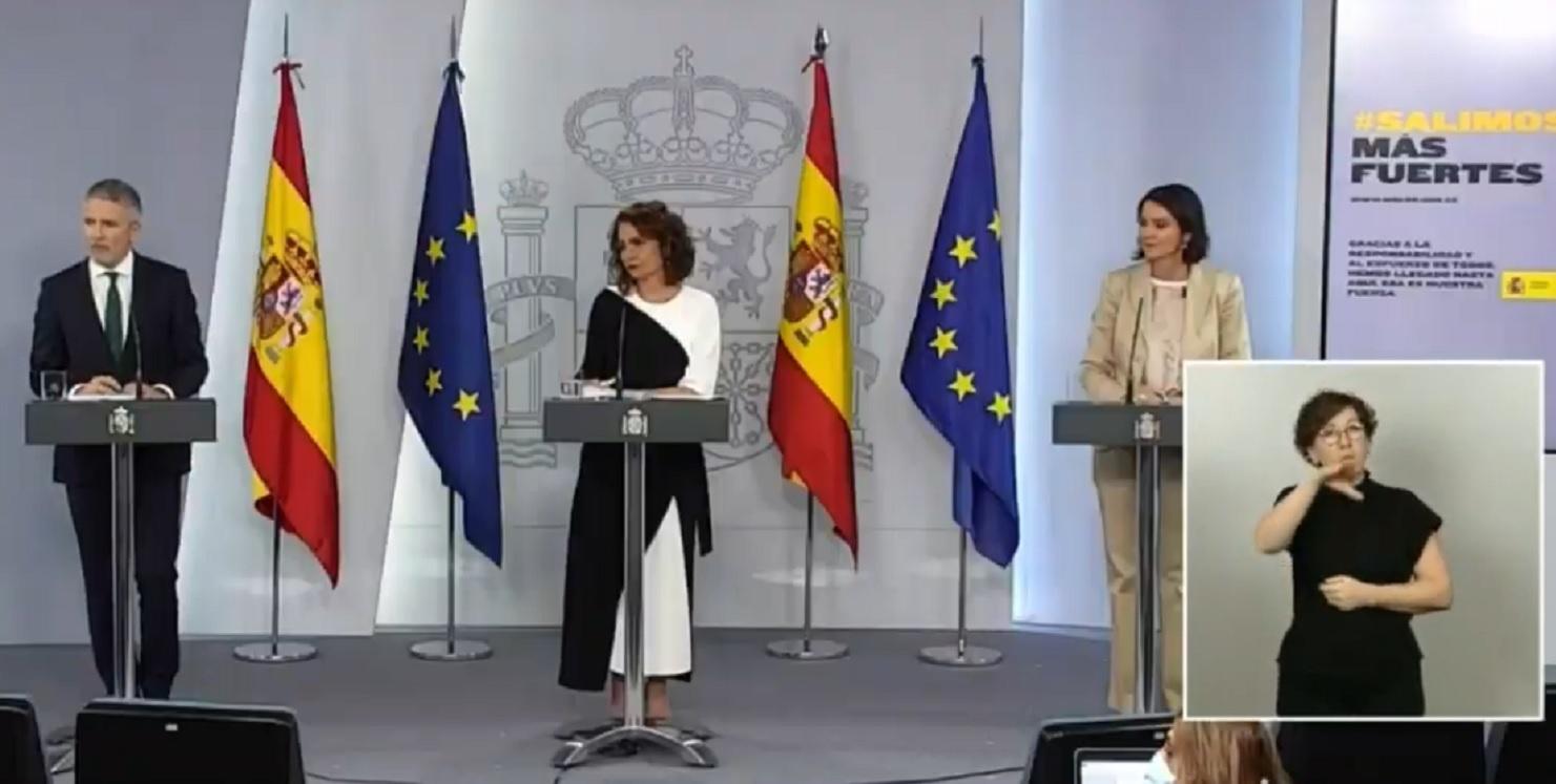 Fernando Grande Marlaska, ministro del Interior; María Jesús Montero, ministra de Hacienda y Reyes Maroto, ministra de Industria, Comercio y Turismo, en la rueda de prensa posterior al Consejo de Ministros