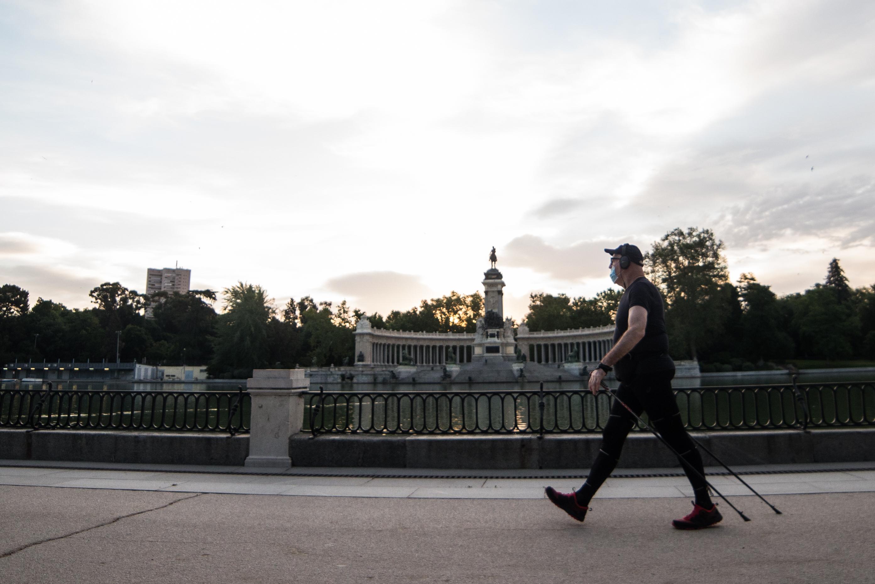 Un hombre pasea por El Retiro (Madrid). EP