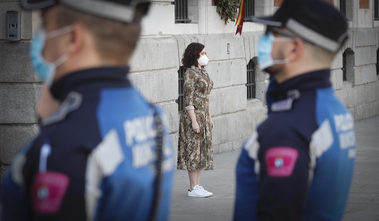 La presidenta de la Comunidad de Madrid, Isabel Díaz Ayuso, durante un minuto de silencio frente a la Real Casa de Correos