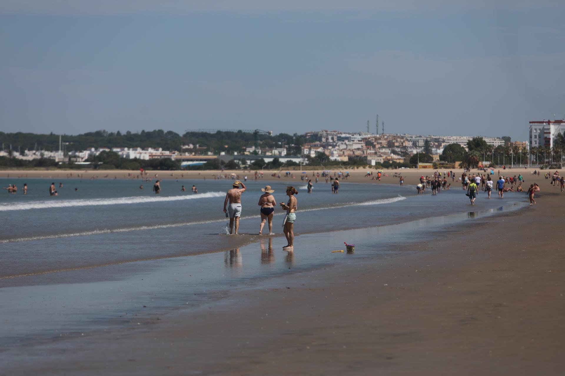 Playa de la Valdelagrana en el Puerto de Santa María (Cádiz), con bañistas en el primer día de la fase 2 - Europa Press
