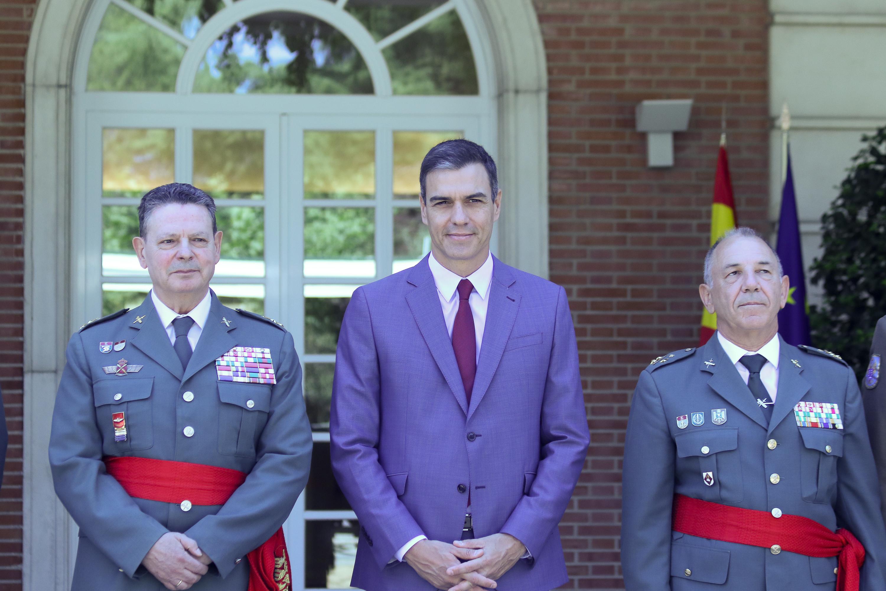 Pedro Sánchez posa junto a Laurentino Ceña y Fernando Santafé