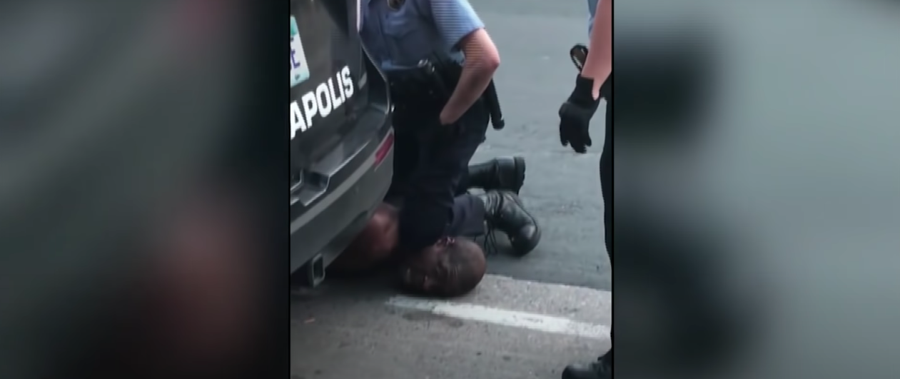 Momento del arresto que provocó la muerte del ciudadano afroamericano en Minneapolis.