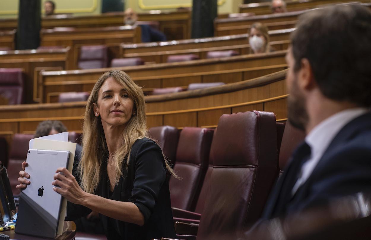 La portavoz del Grupo Popular en el Congreso de los Diputados, Cayetana Álvarez de Toledo, habla con el presidente del PP, Pablo Casado, durante el pleno de sesión de control al Gobierno