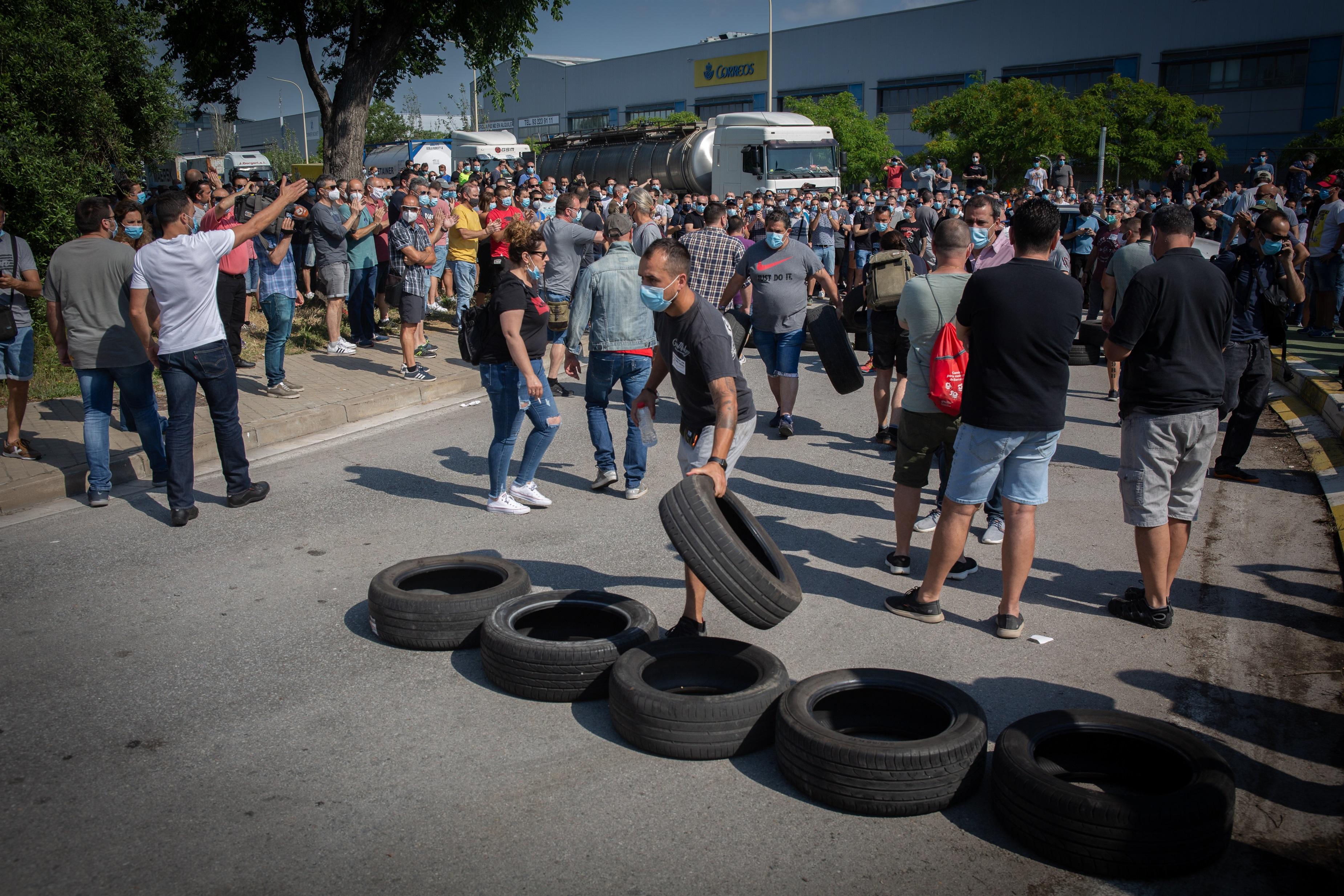 Un millar de trabajadores de Nissan se concentran ante la planta de la Zona Franca - Europa Press