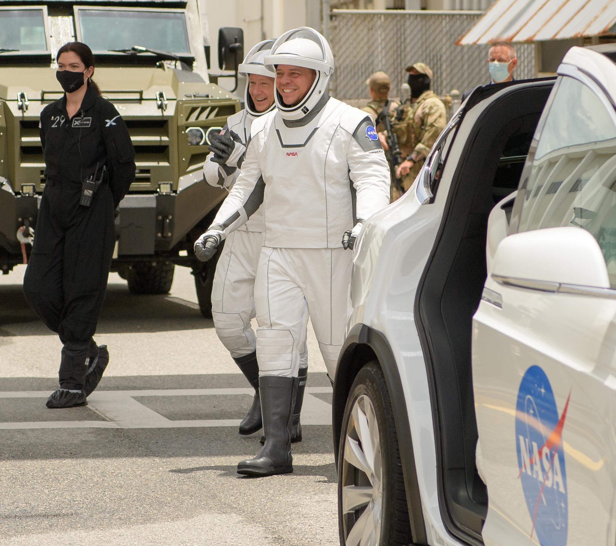 Los astronautas en la zona del lanzamiento del SpaceX de Elon Musk en Florida. Fuente: NASA